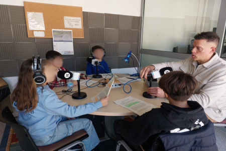 L’alumnat de 5è de l’Escola Àngel Guimerà durant l'entrevista