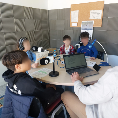 L'alumnat de 5è de l'Escola Àngel Guimerà durant l'entrevista
